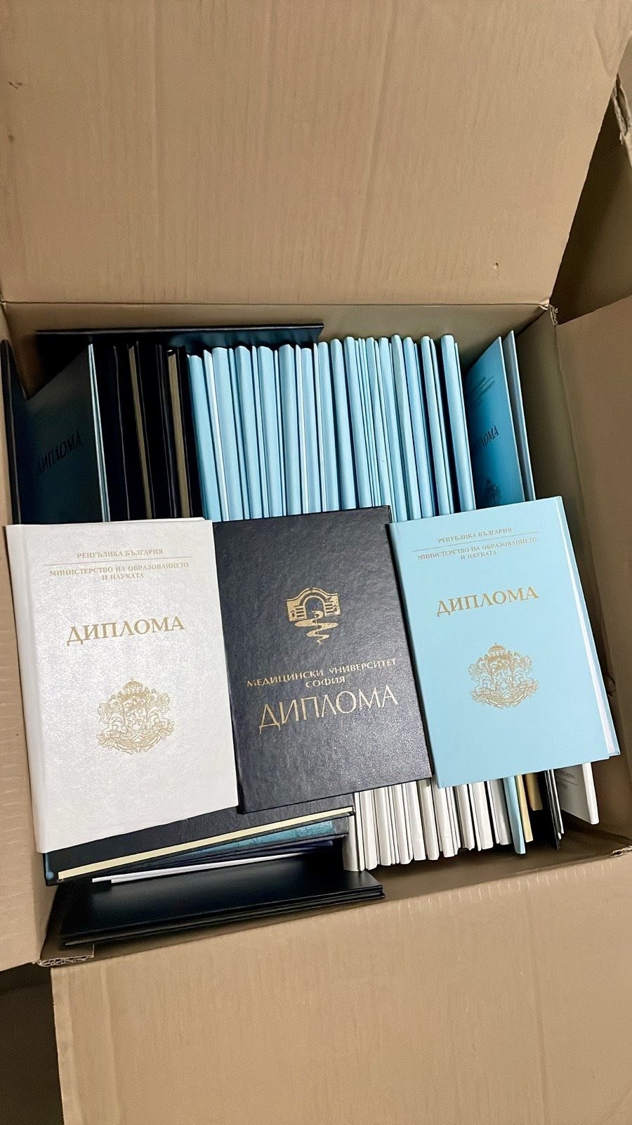 Разбиха манифактура за фалшиви документи и дипломи (СНИМКИ)