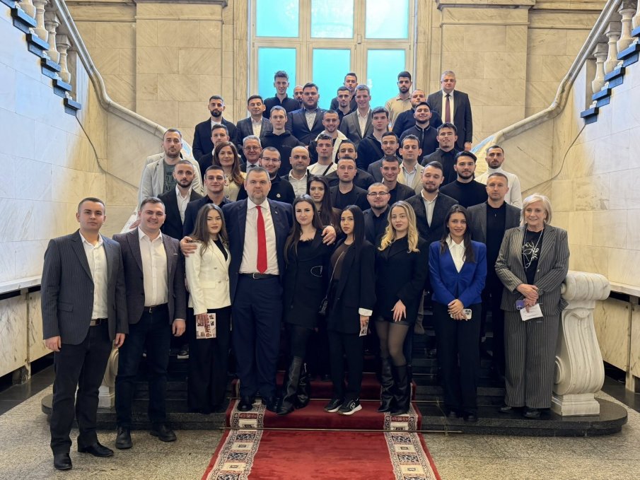 ПЪРВО В ПИК! Делян Пеевски се срещна с младежи от София (СНИМКИ)