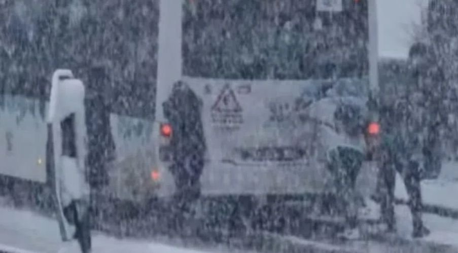 Пътници бутат закъсал автобус в София (ВИДЕО)