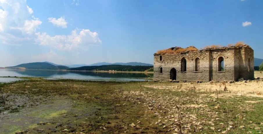 Водите на язовир „Жребчево“ отново достигнаха Потопената църква