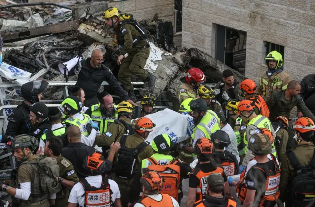 Ракета удари жилищна сграда в Израел: Има жертви и ранени, сред които и дете (ВИДЕО)