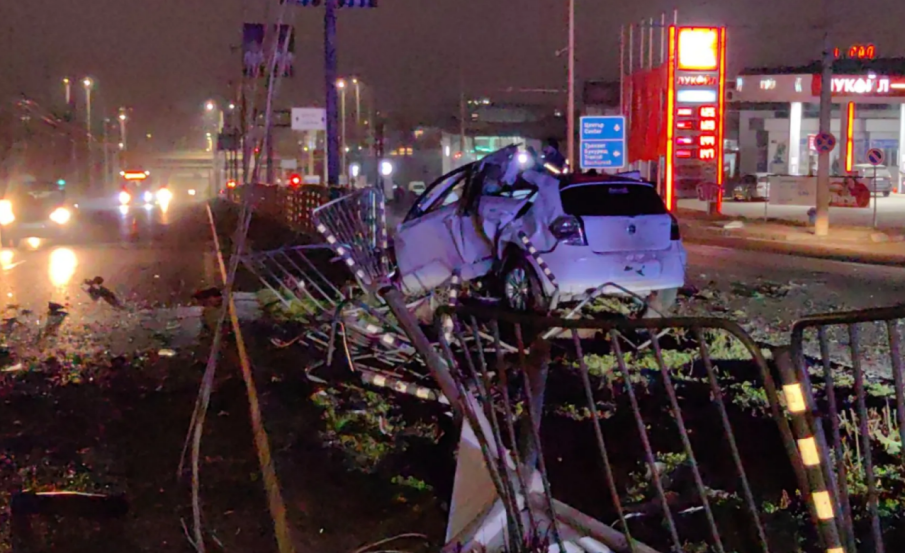 Тежка катастрофа в Русе, автомобил се заби в стълб