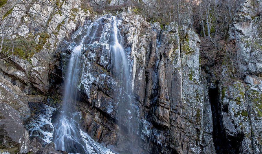 Спасители помогнаха на туристи, закъсали на заледени пътеки край Боянския водопад