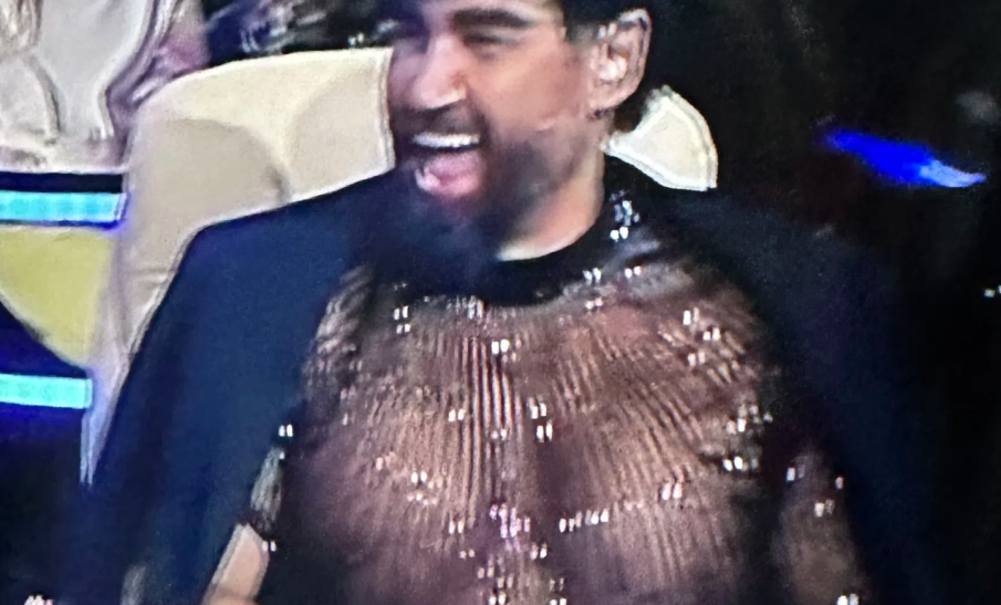 Азис показа новия бюст в Като две капки вода