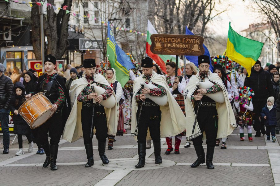 Хиляди се събраха на „Кукерландия“ в Ямбол (СНИМКИ) 