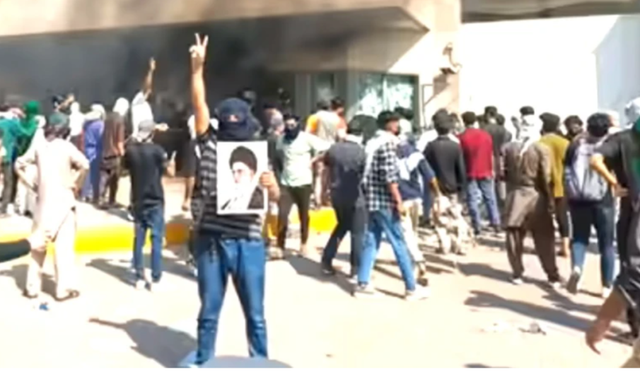 Подпалиха посолството на САЩ в Карачи, има 10 загинали