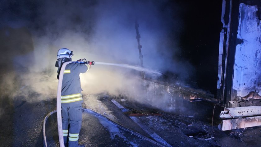Камион с гуми пламна на пътя София – Бургас край Гурково (СНИМКИ)