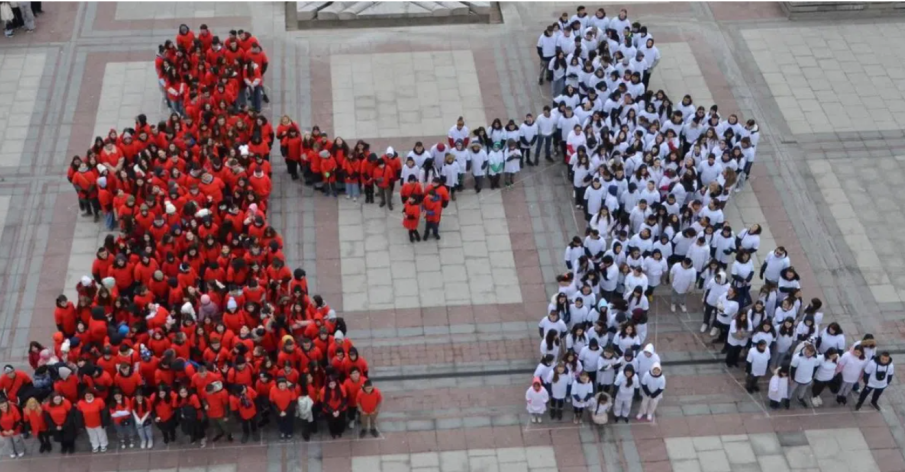 500 ученици направиха жива мартеница във Видин