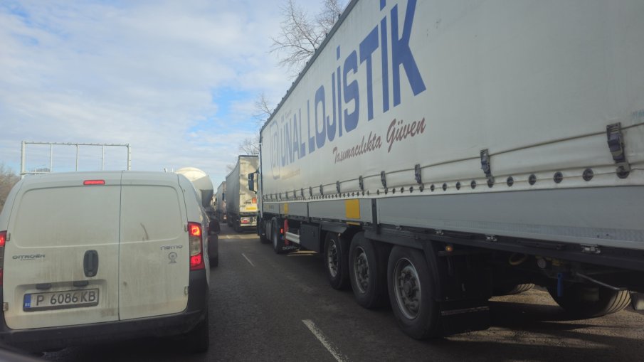 Две коли се удариха челно преди Дунав мост при Русе