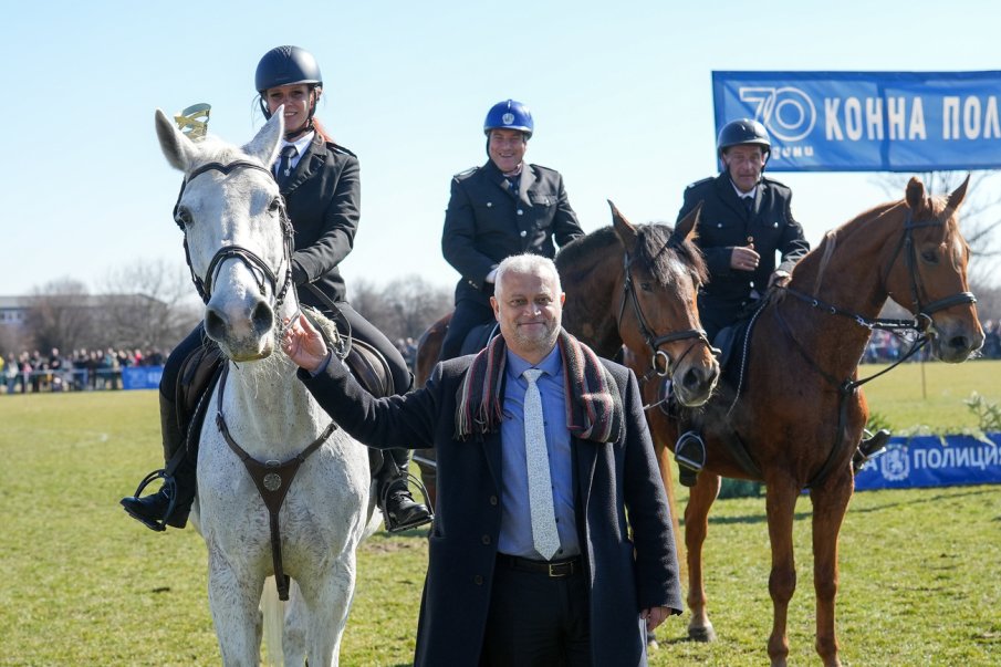 ЗАСПАЛ НА ПЕЙКАТА: Пури, бири, водки, купони, почивки - ПЛЪЗНАХА СНИМКИ от бохемския живот на Емил Дечев