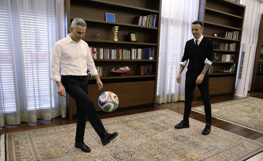 СРАМ И РЕЗИЛ за Бербатов! Митко се събра със защитници на педофили и наркомани