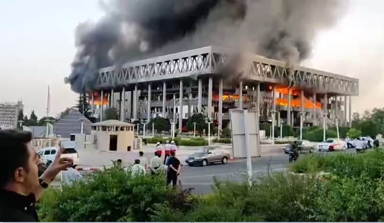 Централата на иранското национално радио и телевизия бе поразена