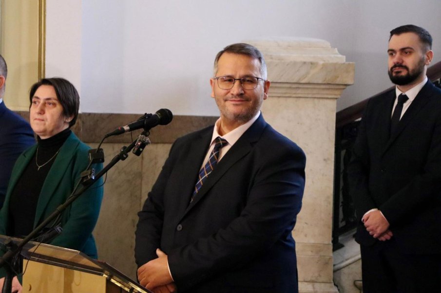 ЕГО В ИЗЛИШЪК: Какъв министър на народа си, Христанов, след като си натресен от един човек, а не от българите