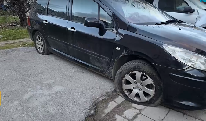 Автомобили с регистрационни номера, различни от софийските, са с нарязани гуми в столичния квартал „Овча купел”