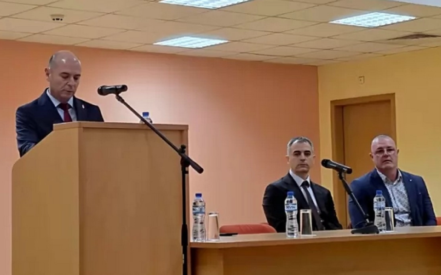 МЕТЛАТА СЕ ВЪРТИ: Дечев понижи бития шеф на полицията в Русе, сложи си свой човек