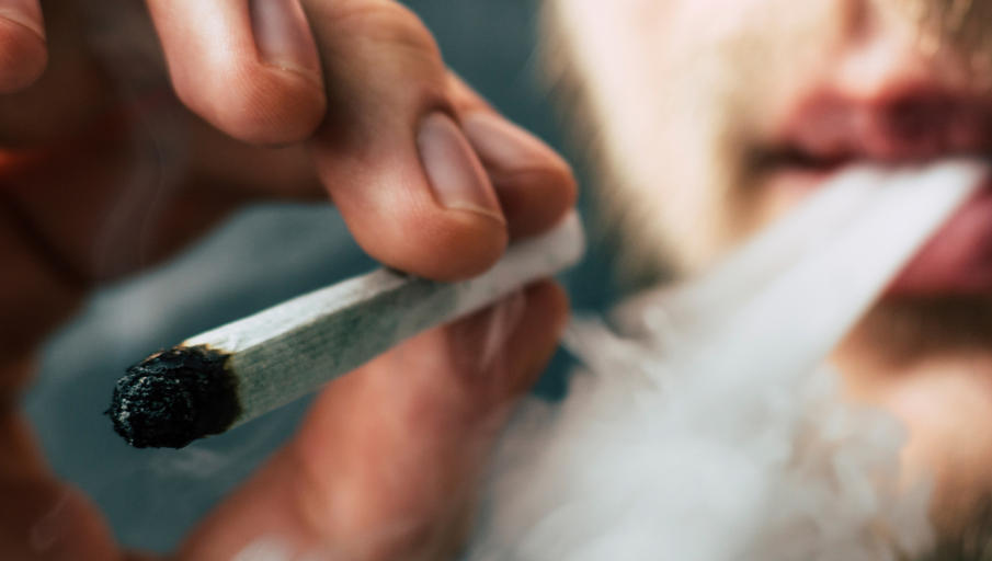 ШОК! Млад мъж почина след пушене на цигара, напоена с упойка за коне и белина