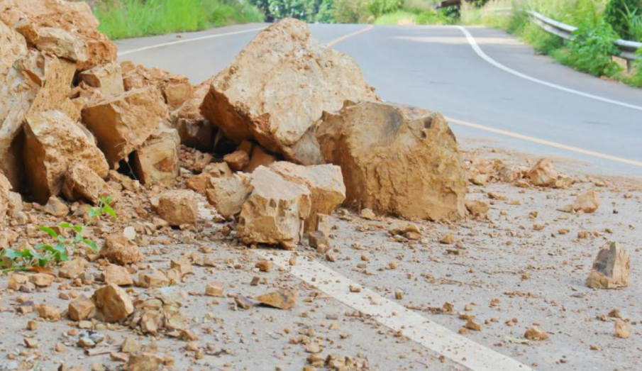 Заради паднали камъни: Движението на пътя Варвара – Велинград е в едната лента