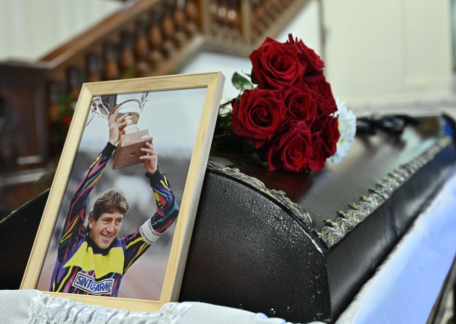 ПОСЛЕДНА ПОЧИТ: Целият отбор на ЦСКА и десетки легенди изпратиха Георги Велинов (СНИМКИ)