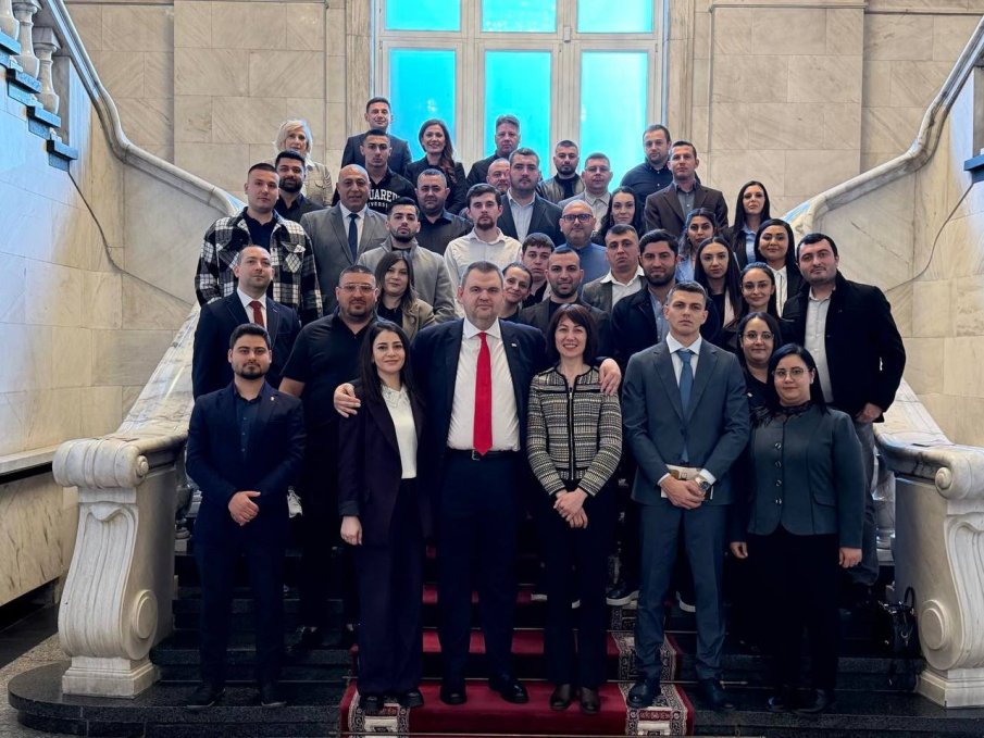 ПЪРВО В ПИК! Делян Пеевски посрещна младежи от област Силистра (СНИМКИ)