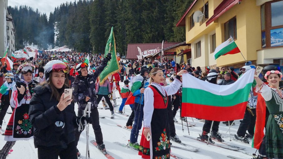 Стотици скиори се спуснаха с трибагреника в Пампорово