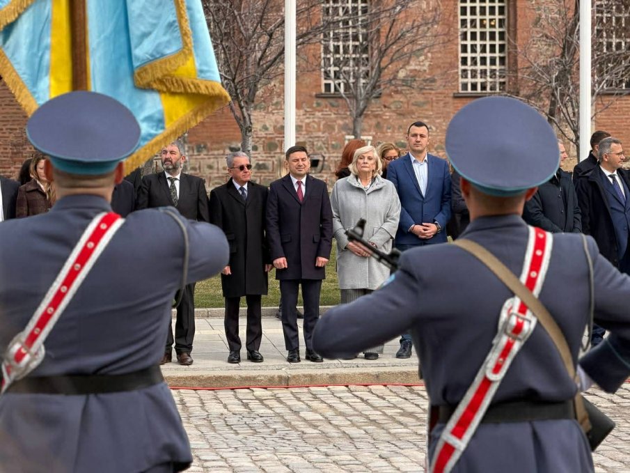 Зам.-председателите на ДПС и ПГ на ДПС-НОВО НАЧАЛО поднесоха венец на Паметника на Незнайния воин (СНИМКИ)