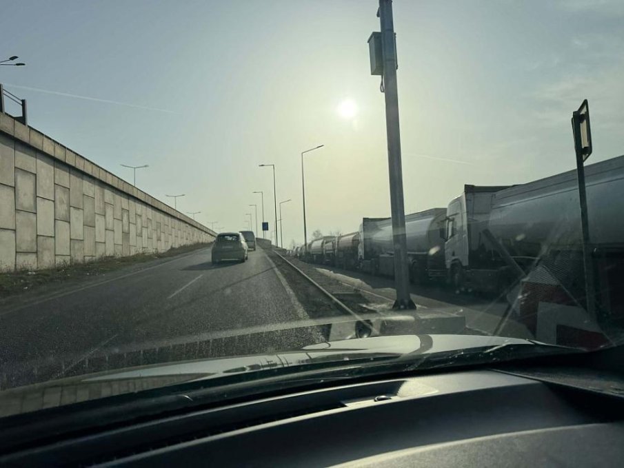 В час пик: Колона от тежкотоварни цистерни по столичния булевард „Рожен“