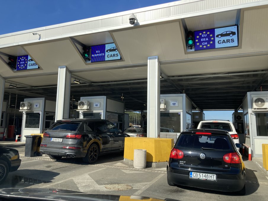 Трафикът е интензивен на ГКПП „Капитан Андреево“ и „Лесово“ на изход за товарни автомобили