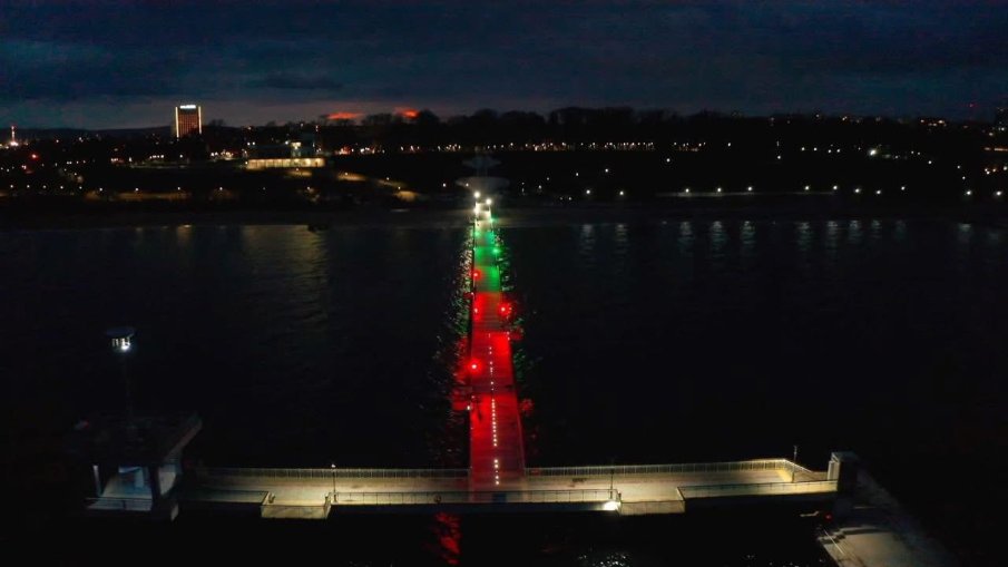 В първите часове на 3 март: Мостът в Бургас светна в цветовете на трибагреника ни
