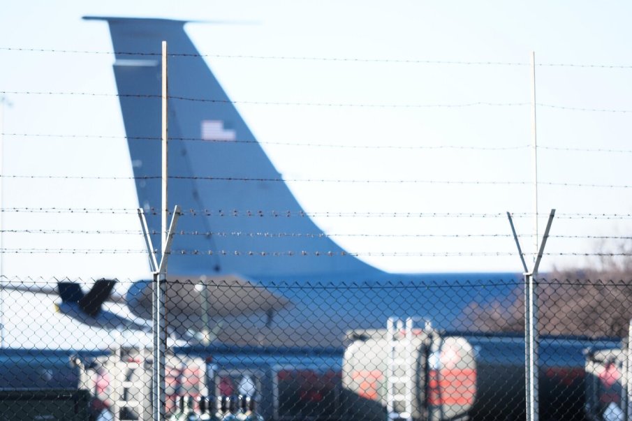 Властите мълчат за американските самолети на летището в София