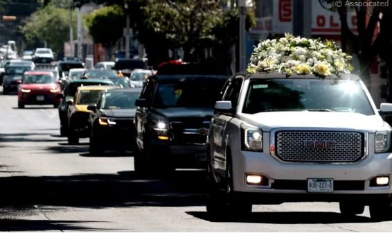 Погребаха в златен ковчег наркобарона Ел Менчо