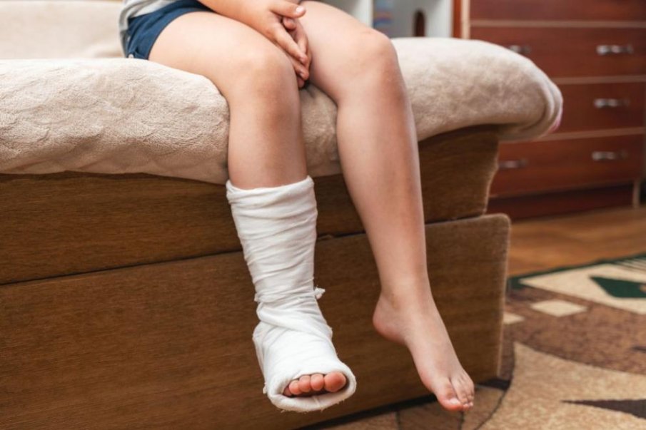 Спешна помощ в Разлог шинира крака на 6-годишно дете с картон от кутия за пица (СНИМКИ)