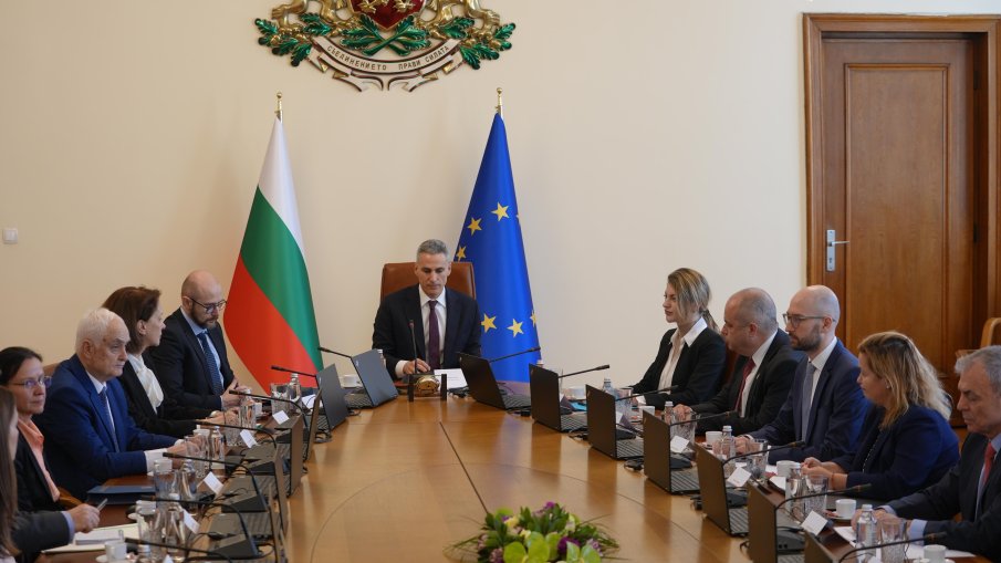 Служебното правителство на ППДБ се разпада като грим на стара реститутка