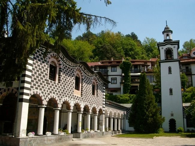 Влага съсипва църковни стенописи в катедралата на Благоевград