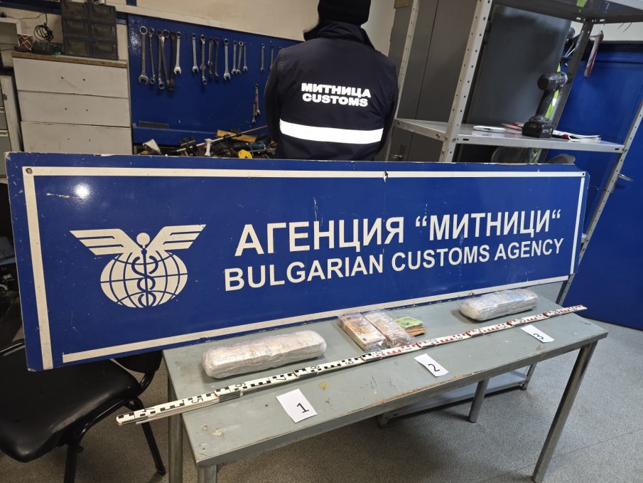 НА МИТНИЦА РУСЕ: Спипаха 103 800 евро, скрити в камион, пътуващ от Холандия за Турция