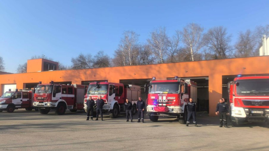 Полицаи и пожарникари от Пернишко почетоха паметта на загиналите си колеги