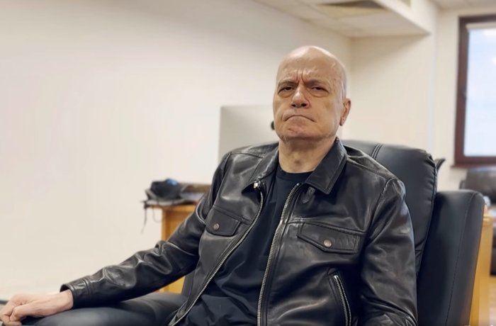 САМО В ПИК И РЕТРО: Ето го Слави в бедните му години (УНИКАЛНА СНИМКА)