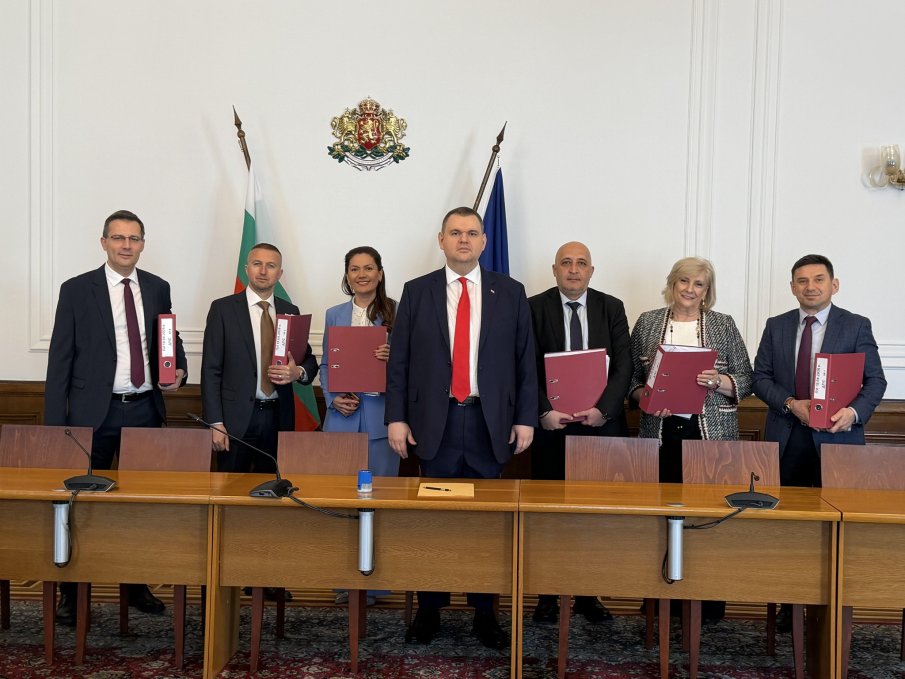 ДПС се регистрира за изборите: Ще направим кампания за позитивното бъдеще на България (СНИМКИ/ВИДЕО)