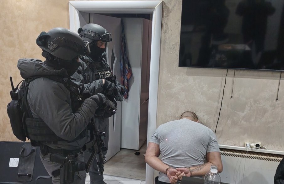 Закопчаха шестима от ОПГ за трафик на хора и разврат (СНИМКИ)