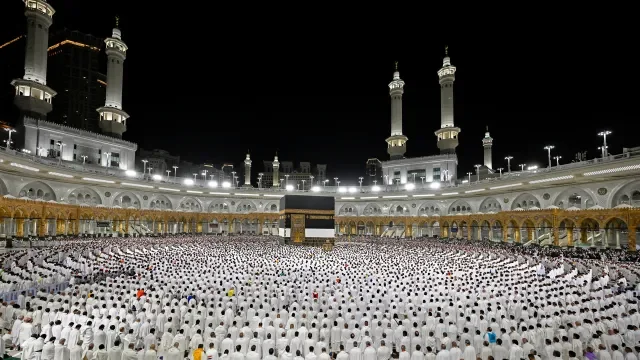 Тридневно поклонение над тленните останки на аятолах Хаменей започва тази вечер в Техеран