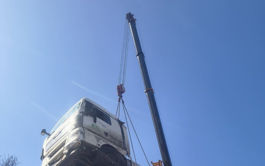 Катастрофирал тир заприщи път Русе-Велико Търново, вдигна го кран
