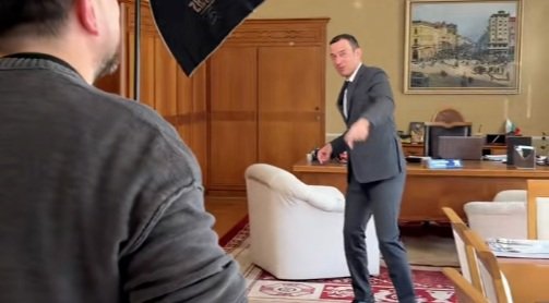 ТОТАЛЕН ШОК! Васко Терзиев снима клипчета и подскача неадекватно, докато София тъне в боклук и разруха (ВИДЕО)