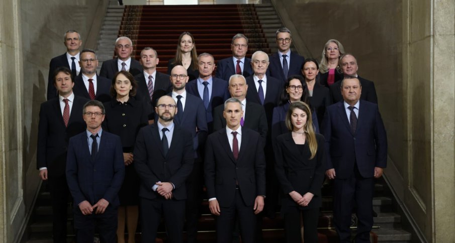 ЗАРАДИ ВСИЧКИТЕ ИМ НЕДЪЗИ: Предложиха РАДИКАЛНА ИДЕЯ, която да ПРОЧИСТИ служебните кабинети от модела Гюров