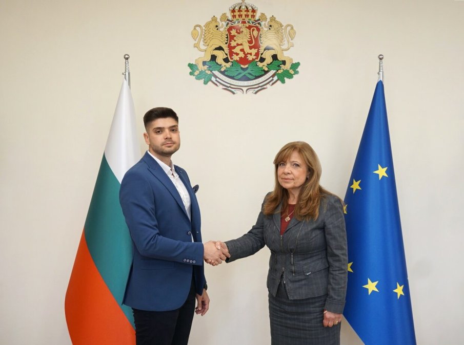 БЕЗПАРДОННИ: Спипаха заместник-областния управител на Хасково да влиза в партиен офис на Промяната (СНИМКИ)