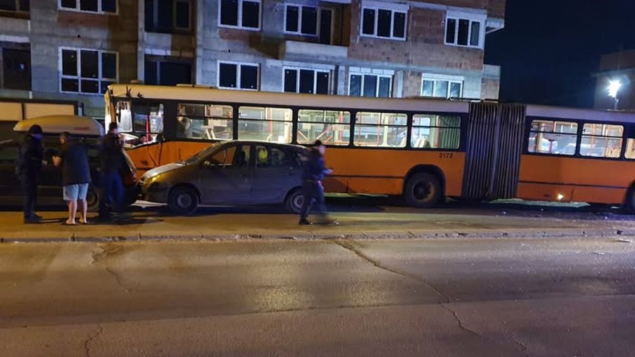 Автобус натресе няколко коли в София, няма пострадали