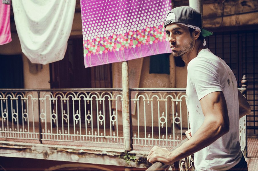 ДОКАТО КУРНИКОВА ДУНДУРКА БЕБЕТО: Енрике Иглесиас се целува с фенка (ВИДЕО)