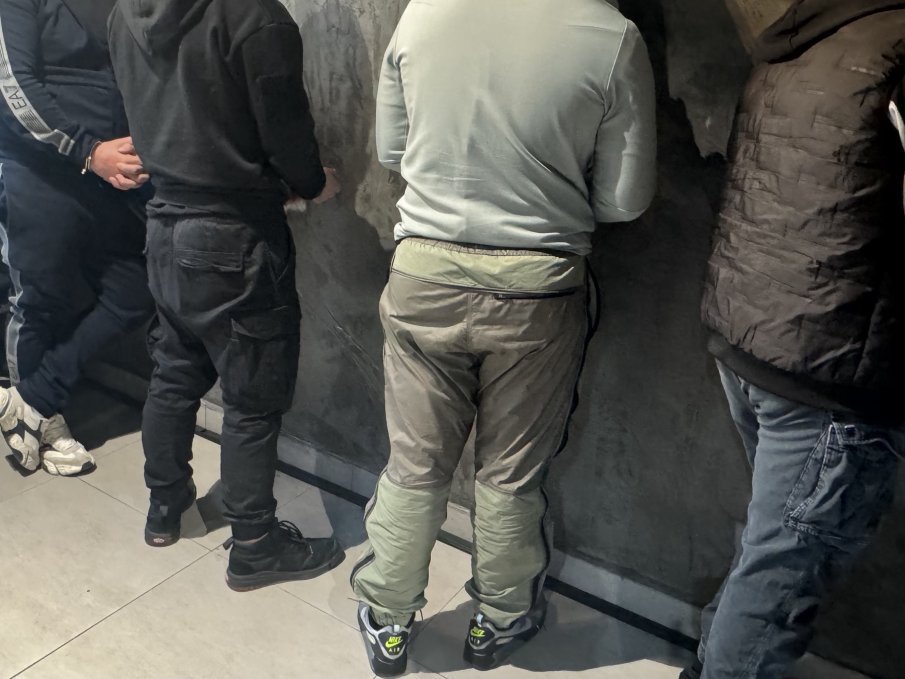 Оставиха в ареста седем души, изнудвали и пребивали длъжници на бързи кредити