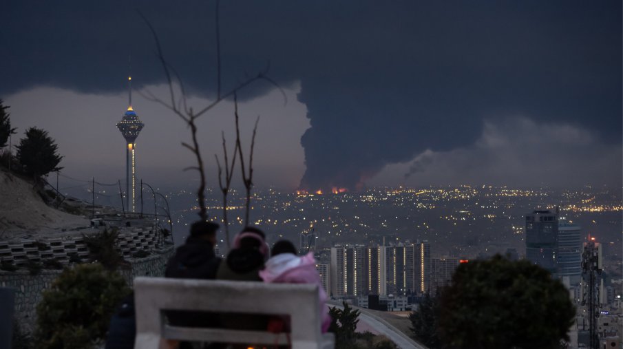 СЗО предупреди за опасността от черния дъжд, който вали над Иран