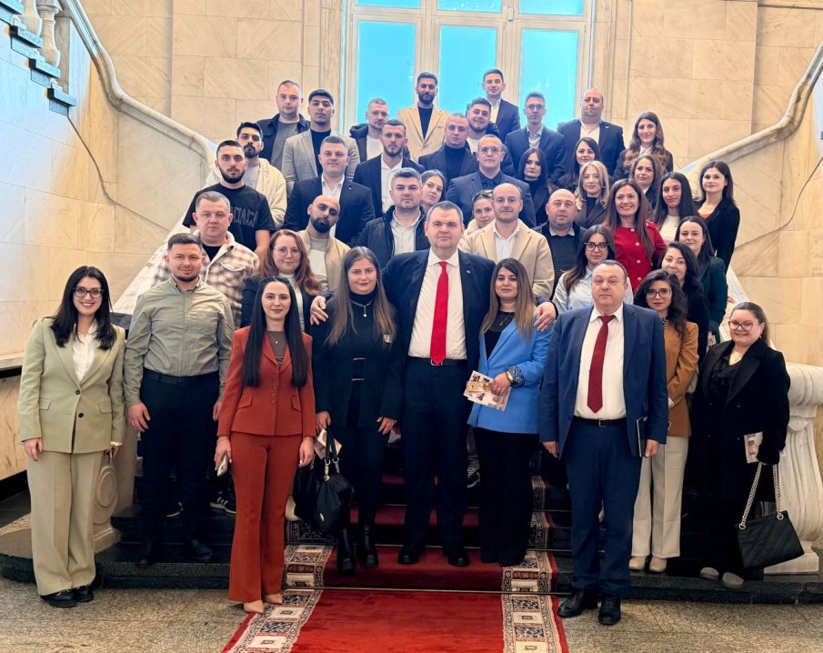 ПЪРВО В ПИК! Делян Пеевски се срещна с младежи от Шумен (СНИМКИ)