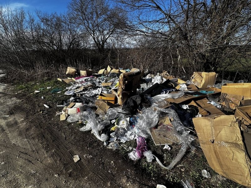 Сметище посреща туристите към едни от най-красивите кътчета в Северозапада