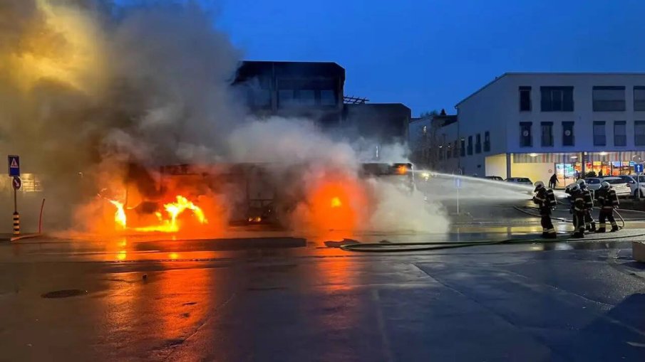 Автобус изгоря в Швейцария, шестима са загинали